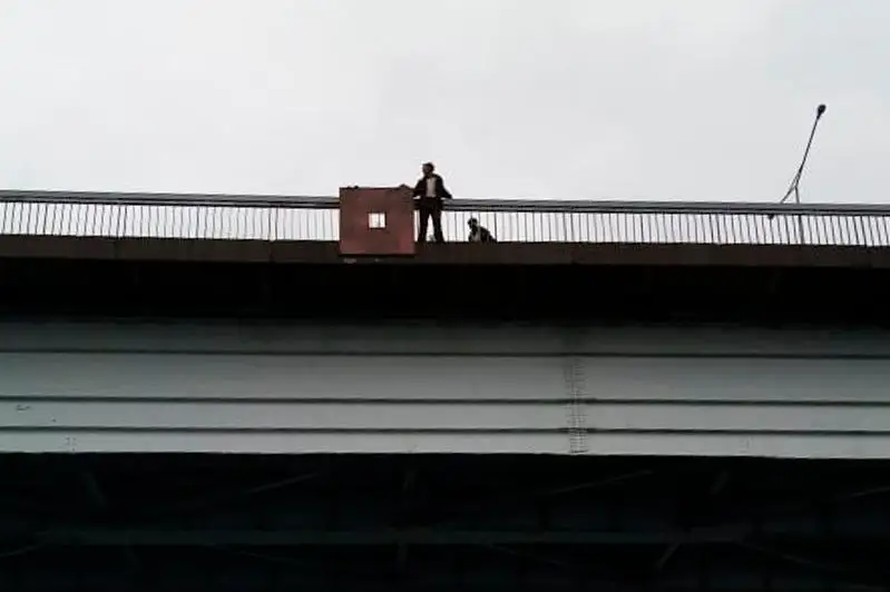 Мужчина пытался спрыгнуть с моста в Усть-Каменогорске