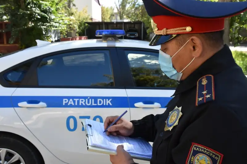 Раненого водителя спасли карагандинские полицейские