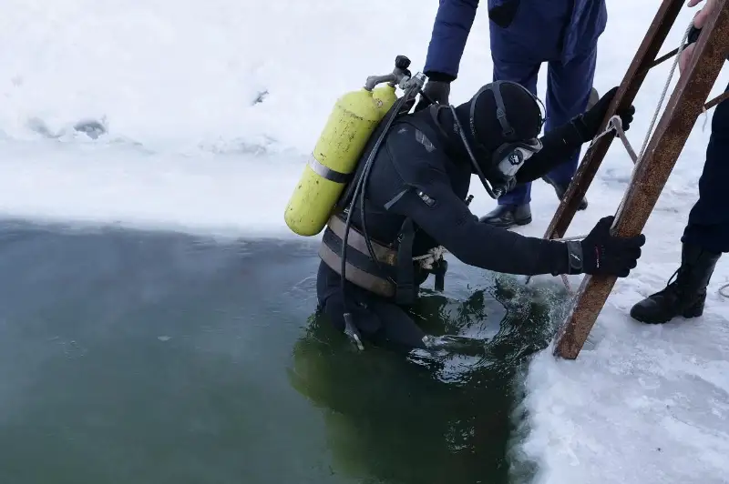 Погружение под лед отрабатывают СОБРовцы в Северном Казахстане