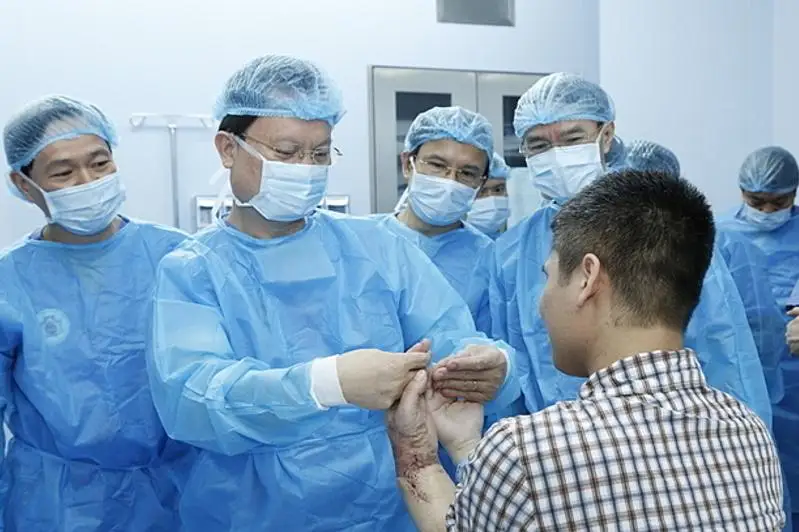 Первую в мире операцию по трансплантации конечности от живого донора провели во Вьетнаме
