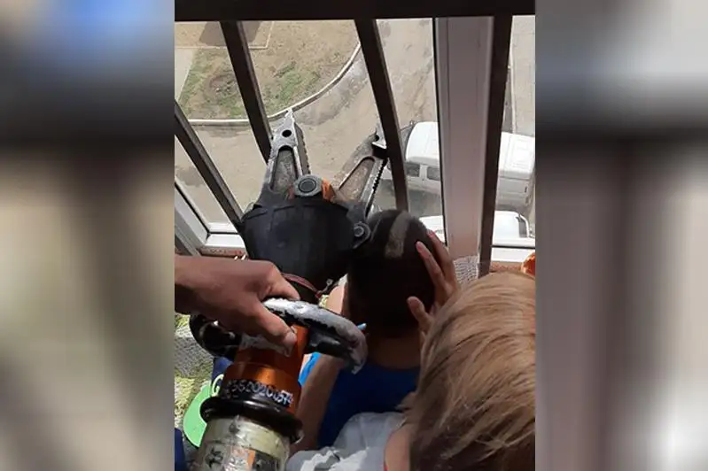 Двухлетний ребенок застрял головой в балконной решетке в Актобе