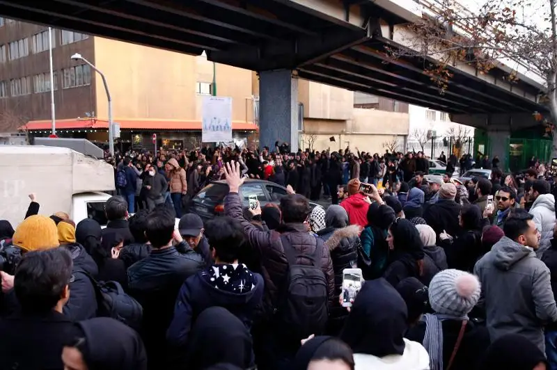 Посла Британии в Иране задержали на акции протеста