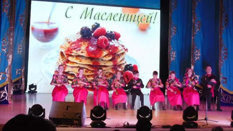 Атыраусцев накормили блинами с икрой