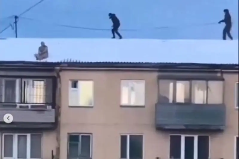 Голого мужчину с крыши сняли в Караганде