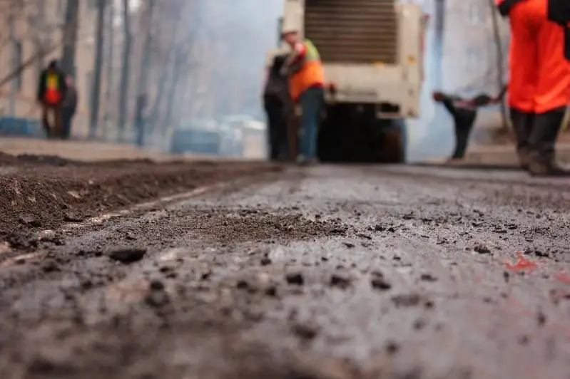 В Павлодаре дорожные рабочие уложили асфальт на упавшую листву