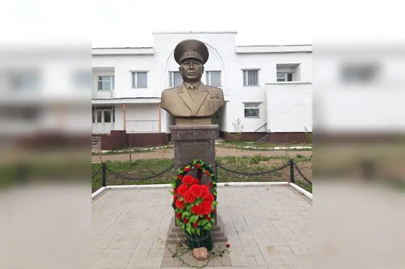 Центр космической связи «Акколь» возложил цветы к памятнику Сагадату Нурмагамбетову и спел «Катюшу»