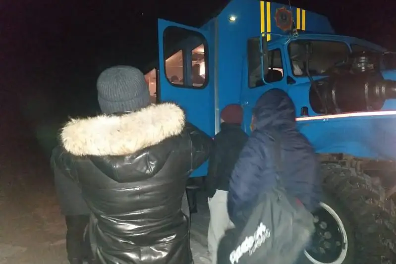 Застряли в степи: более 50 рабочих эвакуировали спасатели Балхаша