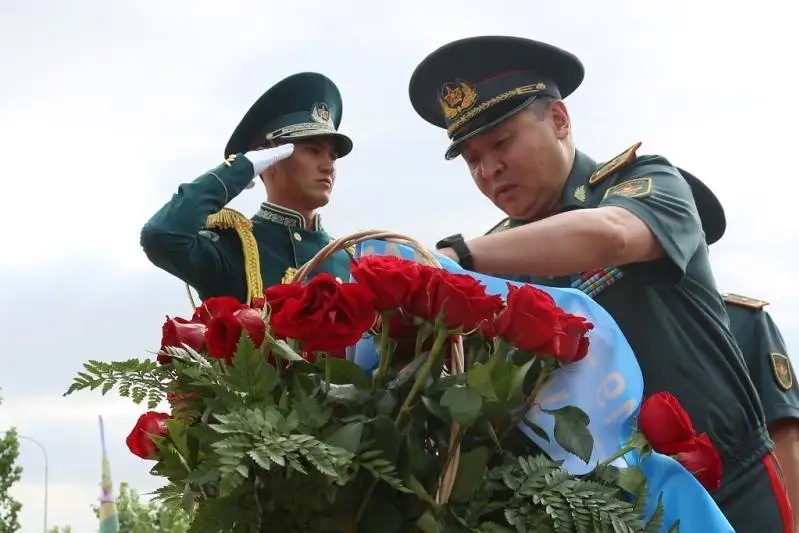 Участники Армейских игр возложили цветы к монументу Халық Қаһарманы Сагадата Нурмагамбетова
