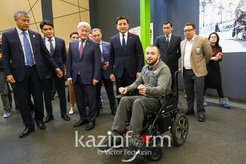 Бердибек Сапарбаев и Алтай Кульгинов посетили Паралимпийский тренировочный центр