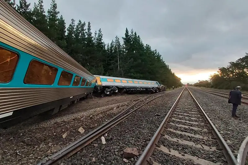 Пассажирский поезд сошел в рельсов в Австралии - есть жертвы