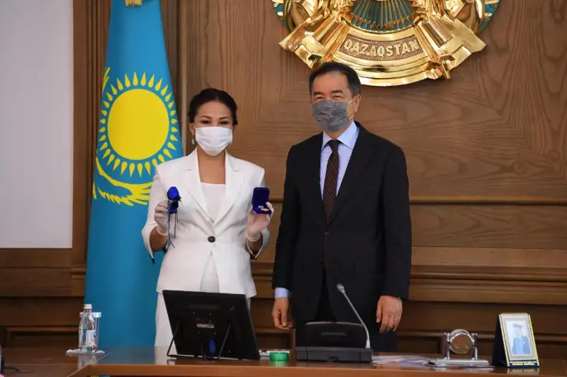 Квартира, авто, гранты – как поздравили учителей в Алматы