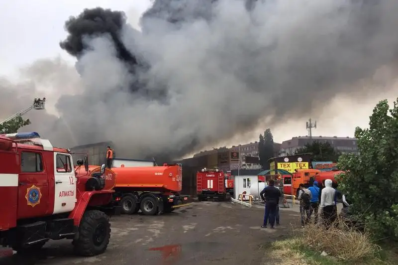 Успели вытащить малую часть товара - торговцы алматинской барахолки о пожаре