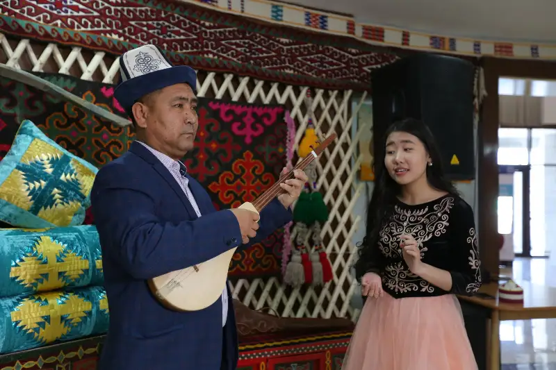 Песня Абая зазвучала под аккомпанемент русской домры и кыргызского комуза