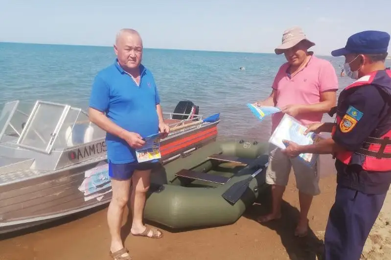 Двух мужчин спасли на озере Балхаш