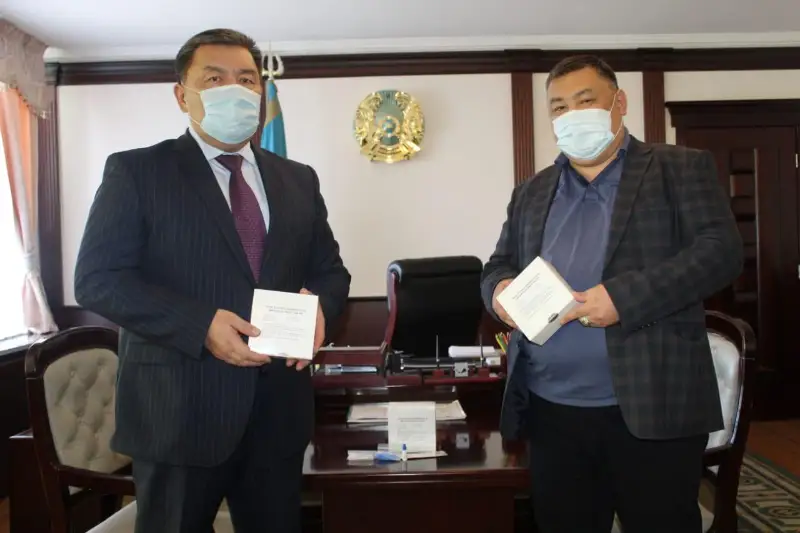 В Алматинской области меценат передал экспресс-тесты сельским медучреждениям