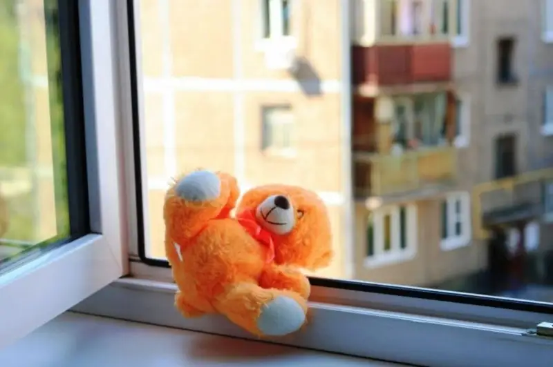 Двухлетний ребенок выпал из окна в Северо-Казахстанской области