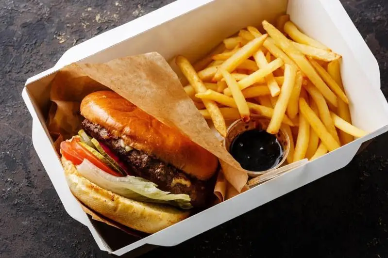 Заказывать фаст-фуд онлайн могут осужденные в казахстанских колониях