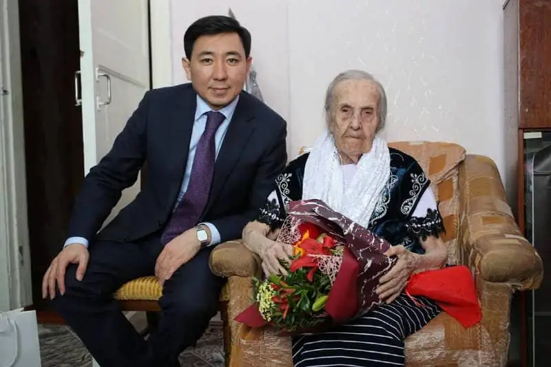 103-летнюю жительницу Усть-Каменогорска поздравил с 8 марта аким города