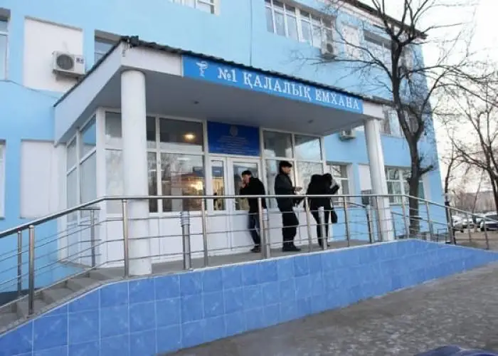 Давку в атырауской поликлинике засняли на видео