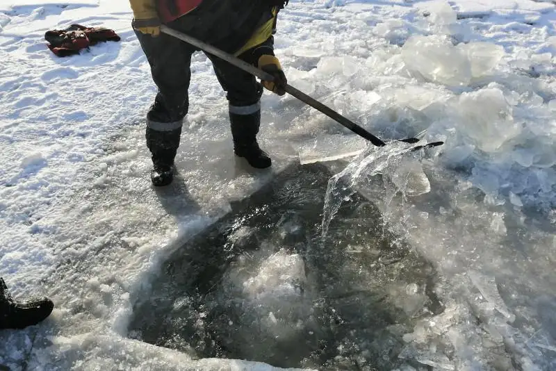 Почти полмесяца ведутся поиски  двух рыбаков на озере Зайсан в ВКО