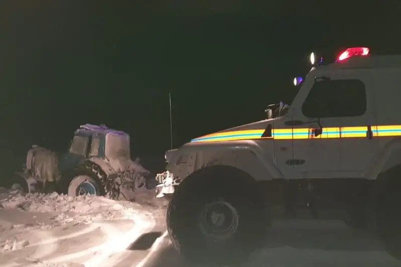 Мужчину в сломавшемся тракторе спасали в Павлодарской области