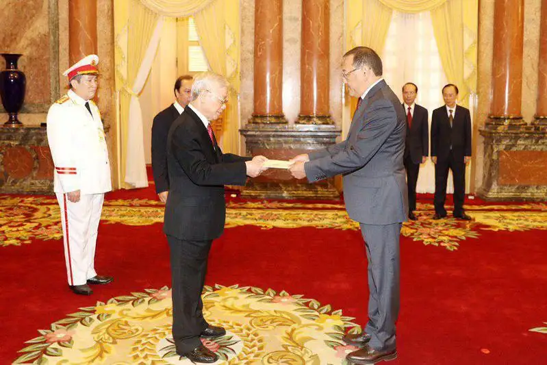 Посол Казахстана вручил верительные грамоты президенту Вьетнама