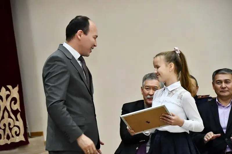 Аким Экибастуза подарил семикласснице звукозаписывающее оборудование