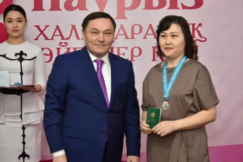 Аким Акмолинской области поздравил женщин и трудовые коллективы