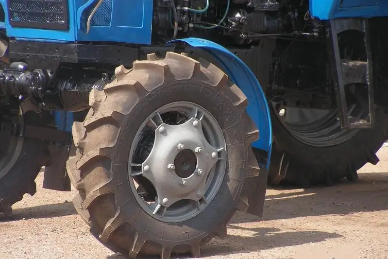 Трактор перевернулся в ЗКО: 2 человека получили травмы