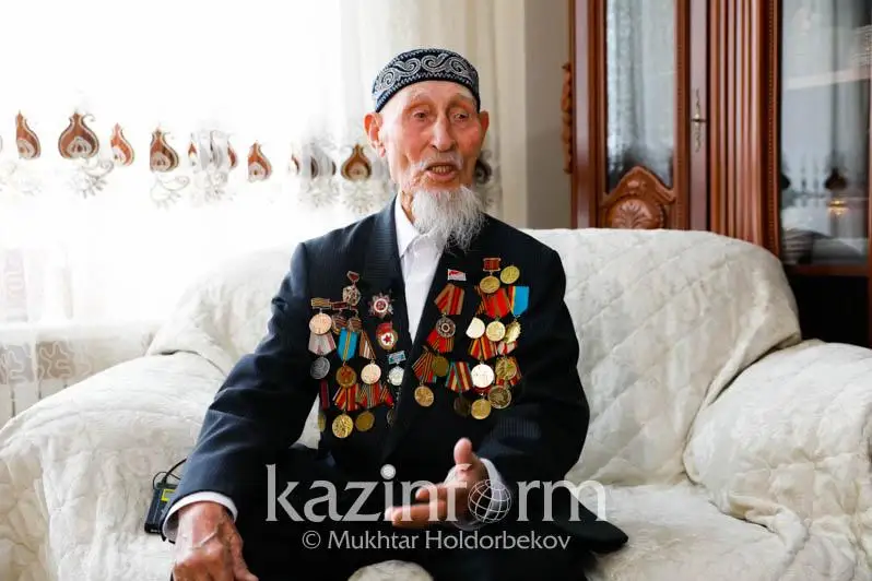 О шестидесяти сожженных танках, о ранении и о Победе помнит ветеран войны Жакан Сейсебаев