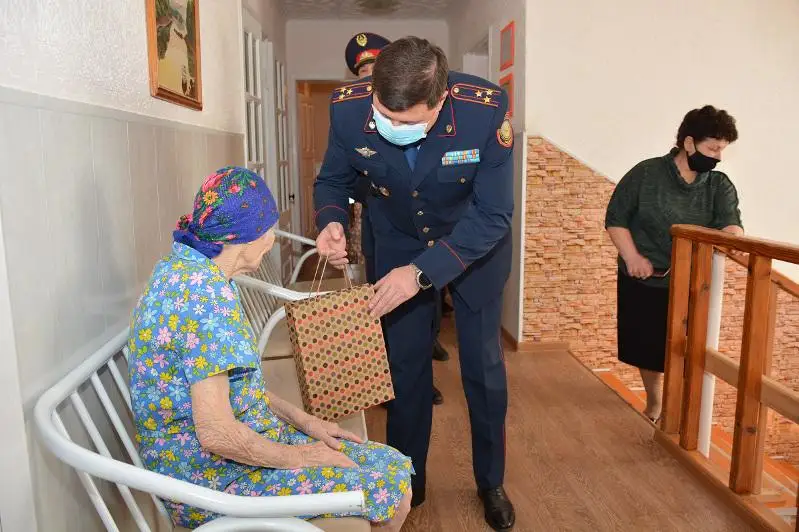 Маски и предметы гигиены привезли в дом престарелых полицейские СКО