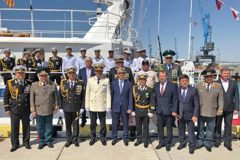 Карим Масимов вручил военно-морской флаг экипажу пограничного корабля в Актау