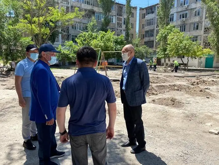 Бердибек Сапарбаев поручил исправить некачественный ремонт дорог в Таразе