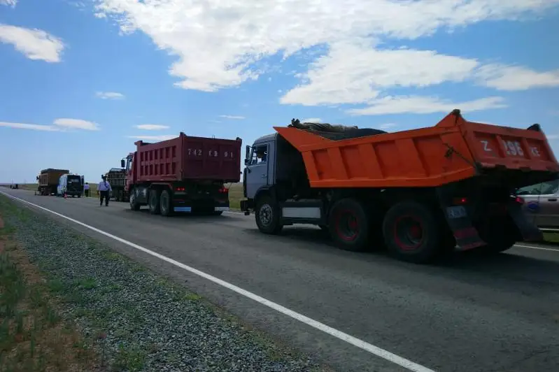 Ограничения для большегрузов отменили в восьми областях Казахстана