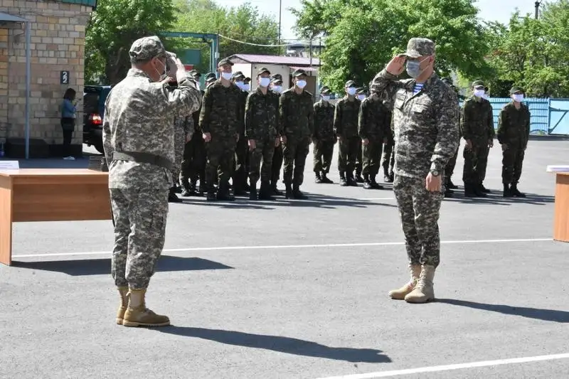 В Караганде наградили военнообязанных - участников карантинных мероприятий