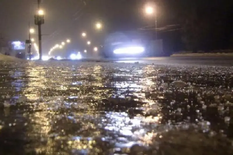 Гололед, туман, ветер: штормовое предупреждение объявили в двух областях