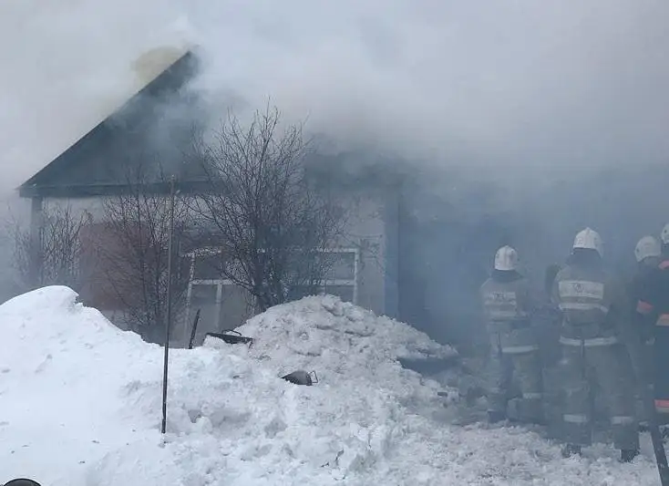 Два горящих газовых баллона вынесли пожарные из задымленного дома в Темиртау