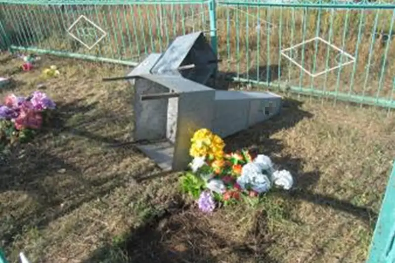 Малолетние вандалы разгромили кладбище в СКО