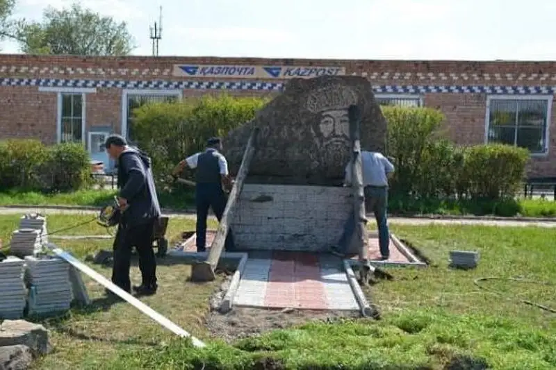 Портрет Бухар жырау высекли на камне мастера из Каркаралинска