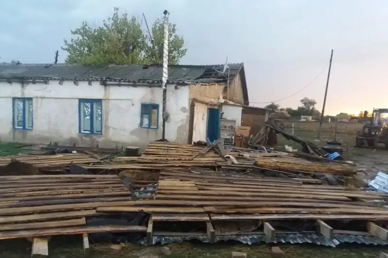 Крыши нескольких зданий сорвало ветром в ЗКО