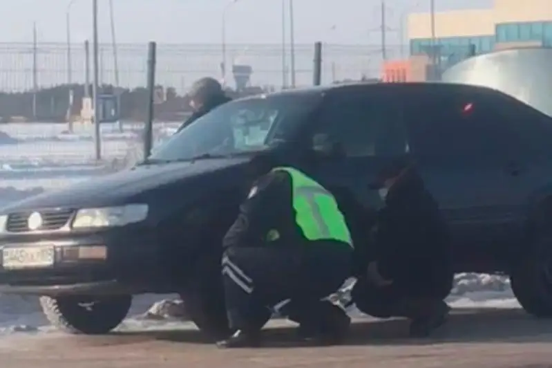 Полицейский помог 78-летнему водителю авто с пробитым колесом