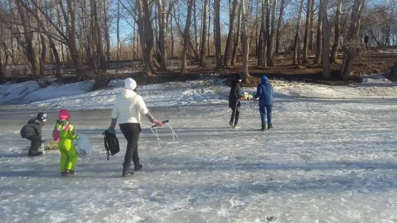 Пикник с детьми на льду реки устроили павлодарцы