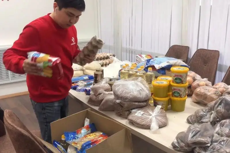 Акмолинцам раздают продуктовые корзины