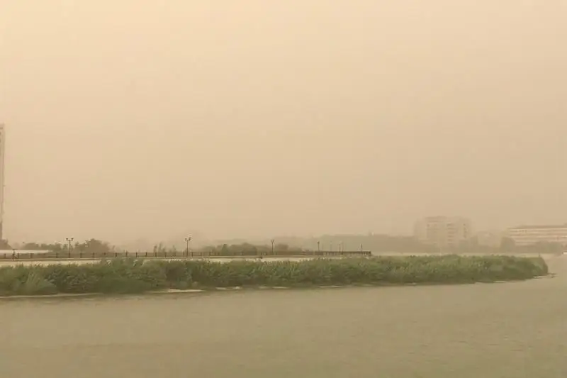 Атырау накрыло пеленой гари от горящего камыша