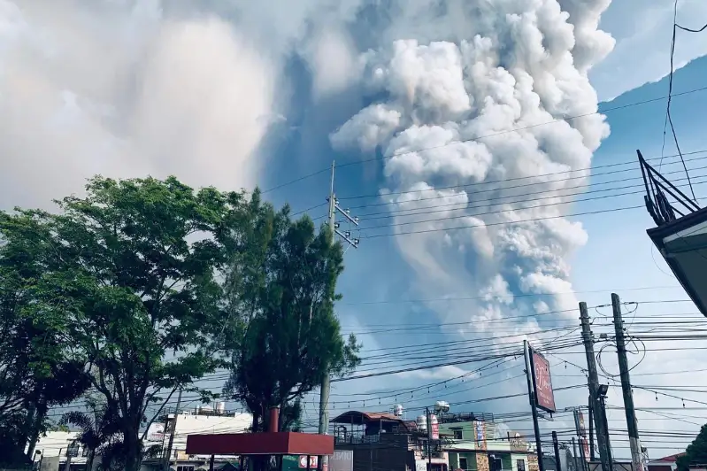 14 городов на Филиппинах закрыты из-за извержения вулкана