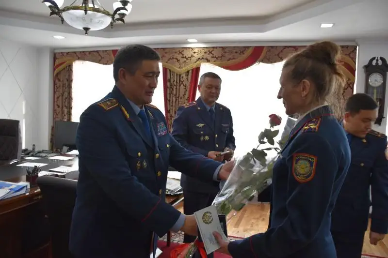 Женщин-полицейских наградили медалями в Алматинской области