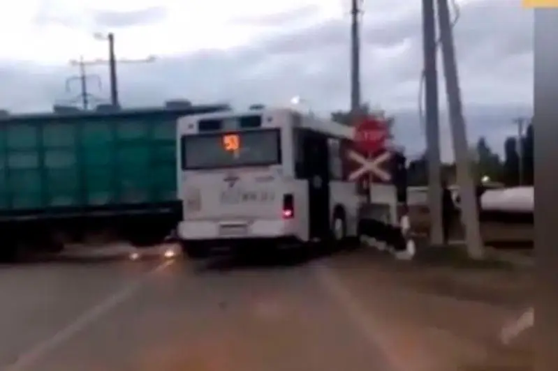 Cтолкновение автобуса с тепловозом в столице прокомментировали в «Astana LRT»