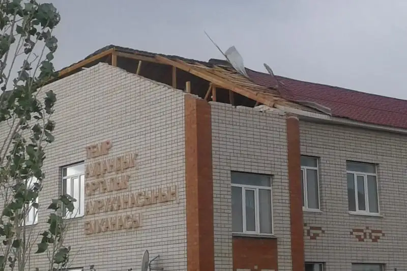 Крыши зданий и линии электропередач повредил сильный ветер в Актюбинской области