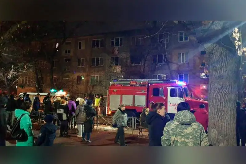 10-летнего ребенка из горящей квартиры спасли в Алматы