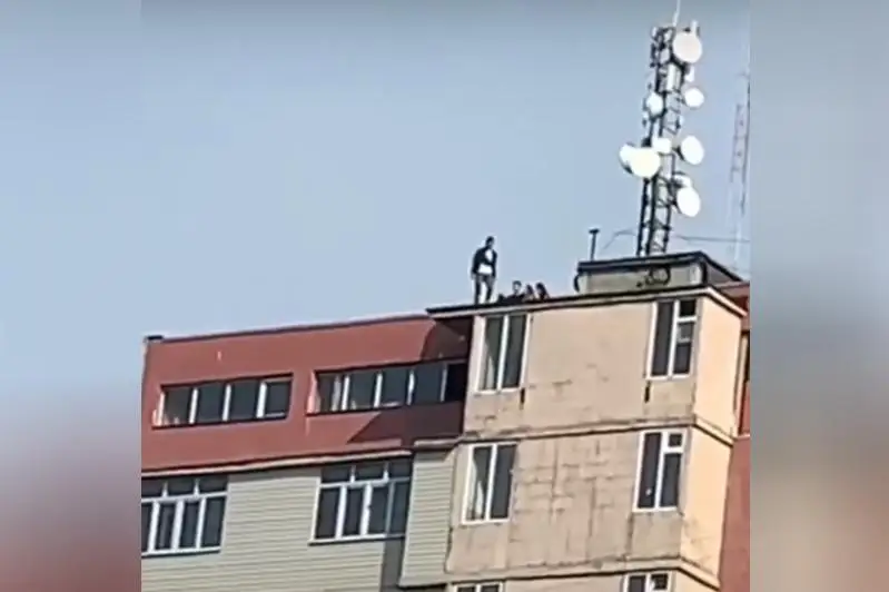 Гуляющих на крыше многоэтажки подростков сняли на видео в Алматы